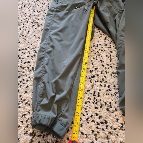 Apana brand. Size small/medium. Green. 3/4 cropped joggers. Elastic drawstring - Picture 6 of 12